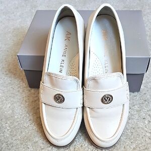 Anne Klein Cream faux Leather Loafers Elegant Flats Size 6 LNC PU